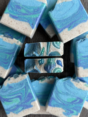 Aquamarine Dream Salt Bar is an oceanic scene with a beach & waves. Topped with soapy sea shells.